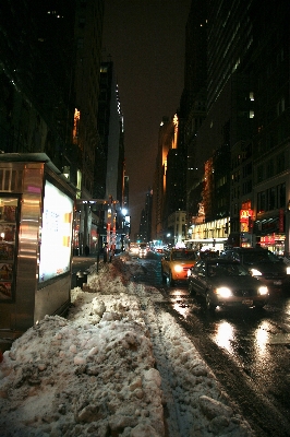 Foto Nevicare strada notte città