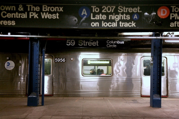 Foto Kereta bawah tanah metro mengangkut nyc
