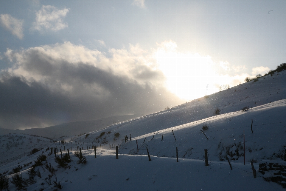 Montanha neve inverno nuvem