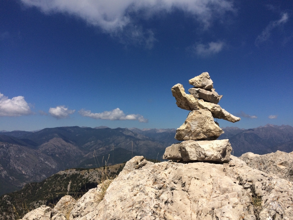 Paesaggio rock natura selvaggia
 a piedi