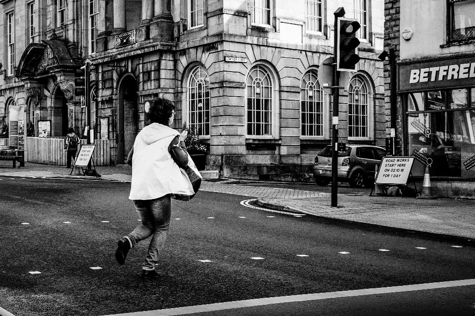 Piéton noir et blanc
 route blanc