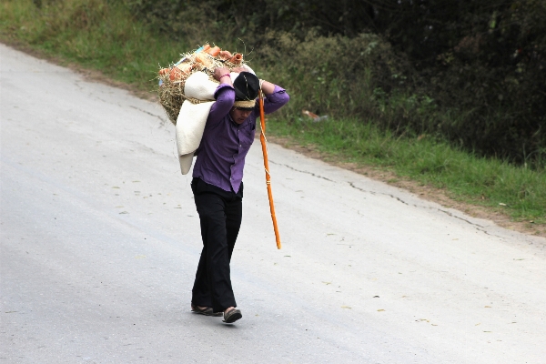 Foto Trabalhar homem andando pessoas