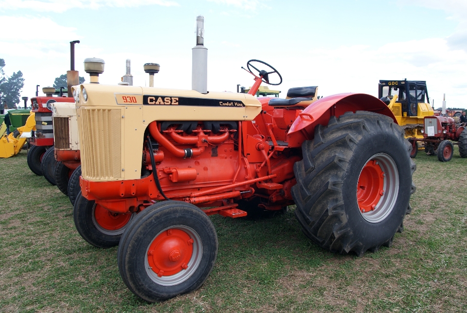 Traktor bidang roda pertanian