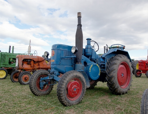 Foto Traktor bidang peternakan pertanian