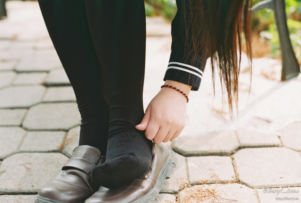 Hand shoe winter girl