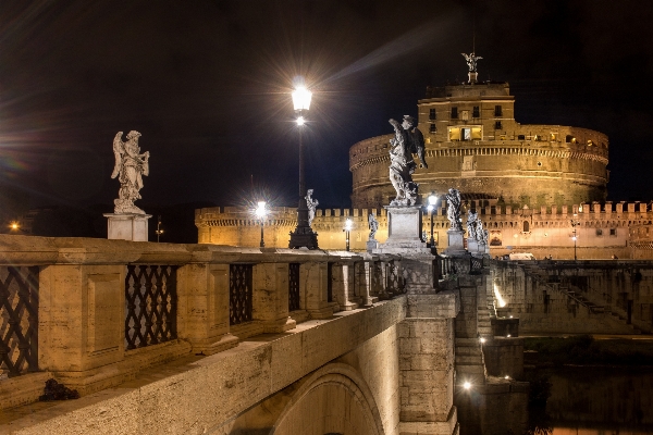 Foto Leggero architettura notte edificio