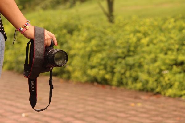 Foto Mão garota câmera fotógrafo