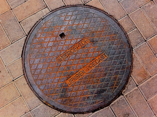 Foto Lantai lingkaran seni manholecover
