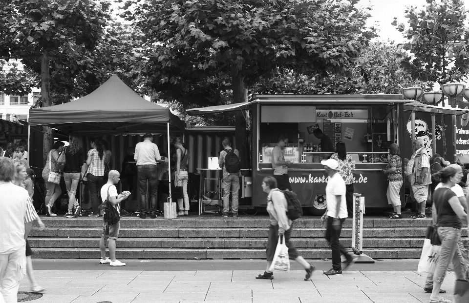 Peatonal en blanco y negro
 gente camino