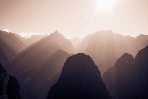 Foto Lanskap bayangan hitam kreatif gunung