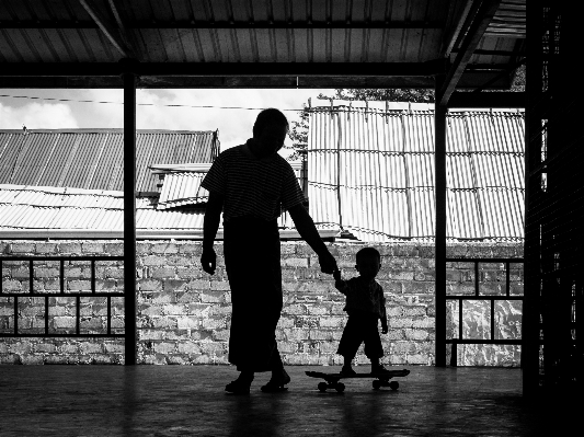 Foto Pria bayangan hitam sedang berjalan dan putih
