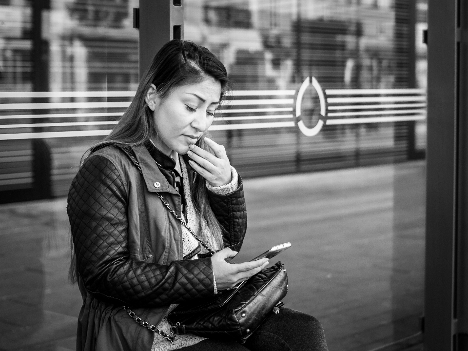 Smartphone uomo persona bianco e nero
