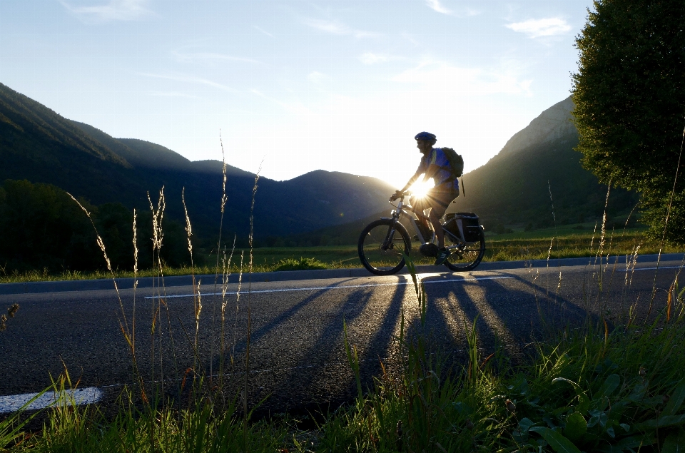 山 太陽 自転車 山脈
