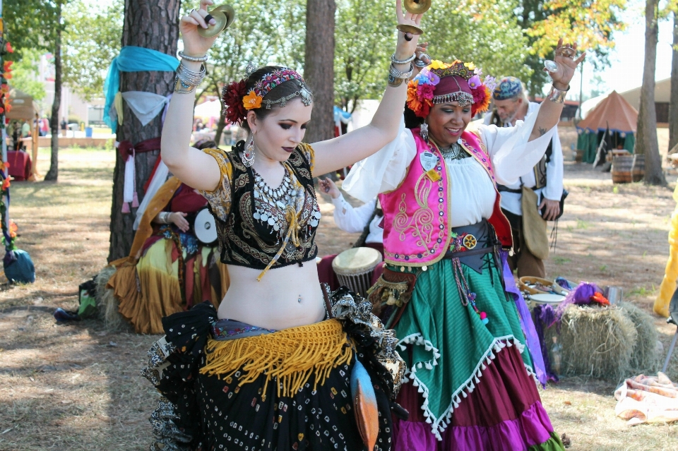 Mulher dança carnaval colorida