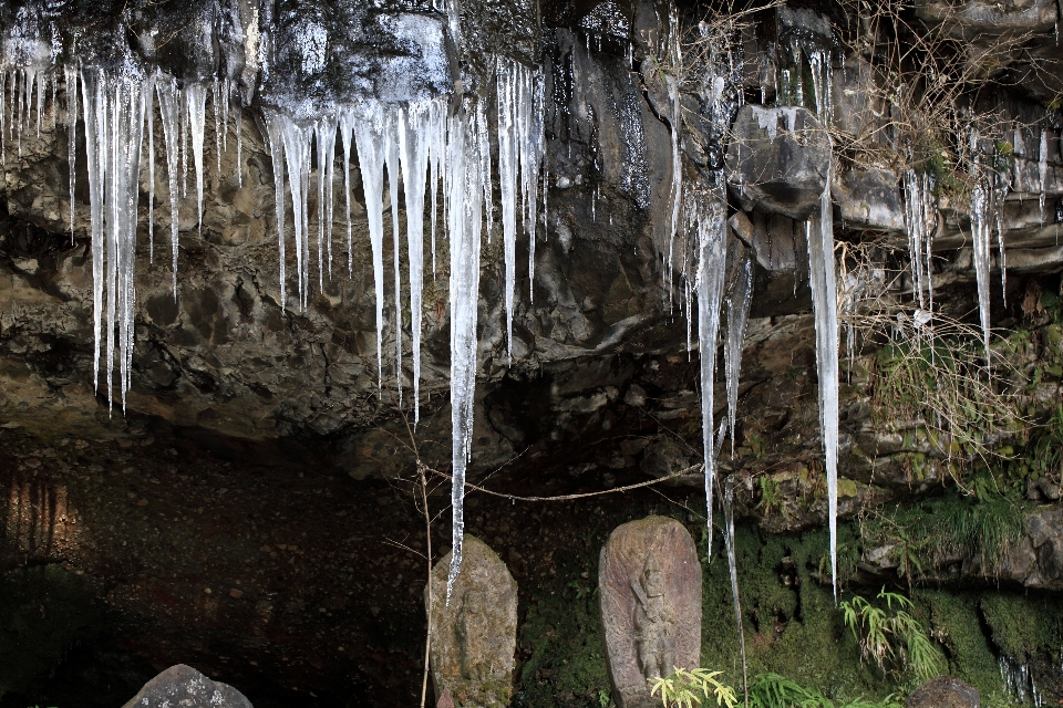 Formação gelo caverna alto