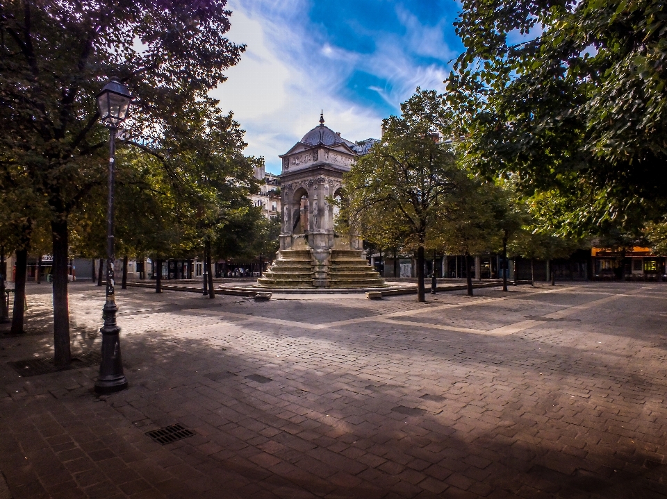 Pohon kota paris monumen