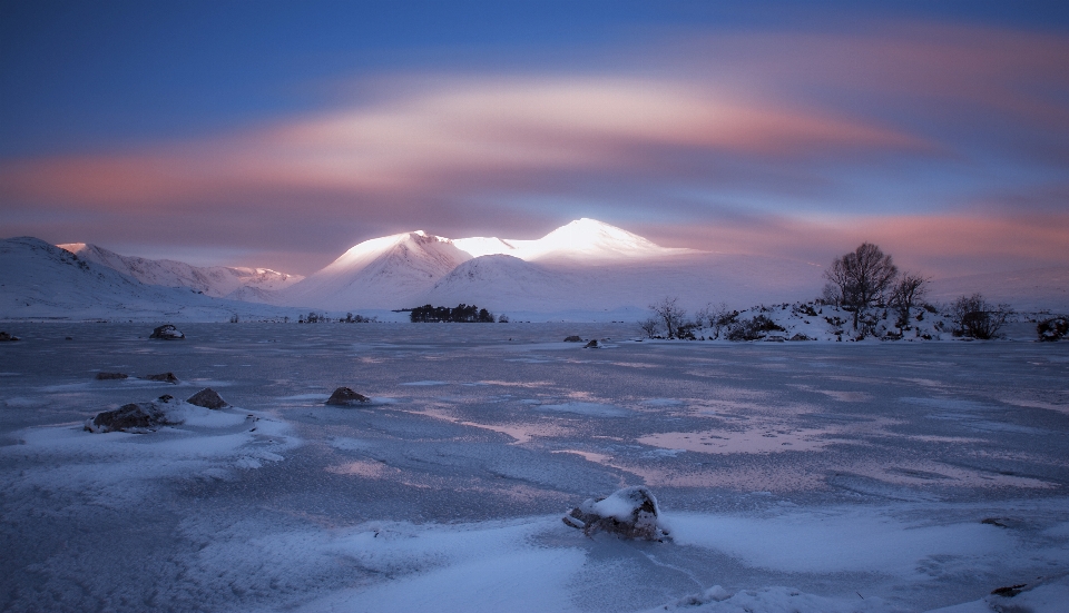 Montagna nevicare inverno nube