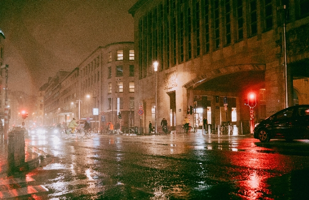 Foto Lalu lintas jalan malam hujan