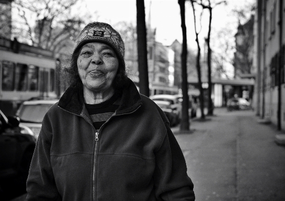 Foto Persona bianco e nero
 persone strada