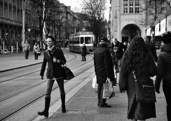 Photo Piéton hiver noir et blanc
 personnes