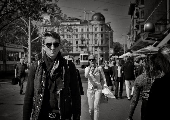 Foto Pedone bianco e nero
 persone sole