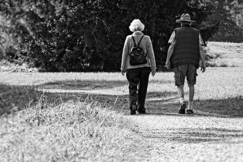 Hombre caminando invierno en blanco y negro
