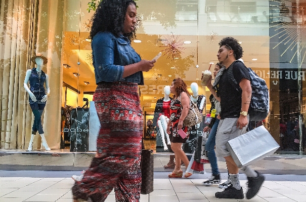 Foto Pejalan kaki wanita jalan musim semi