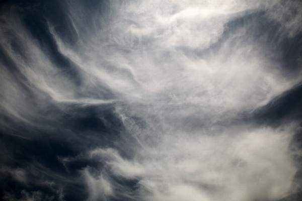 Foto Awan hitam dan putih
 langit sinar matahari