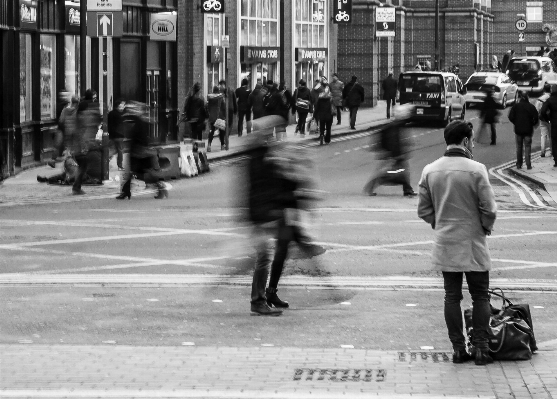 Foto Uomo pedone bianco e nero
 strada