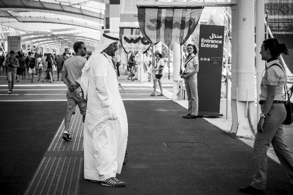 Foto Hitam dan putih
 jalan putih perkotaan