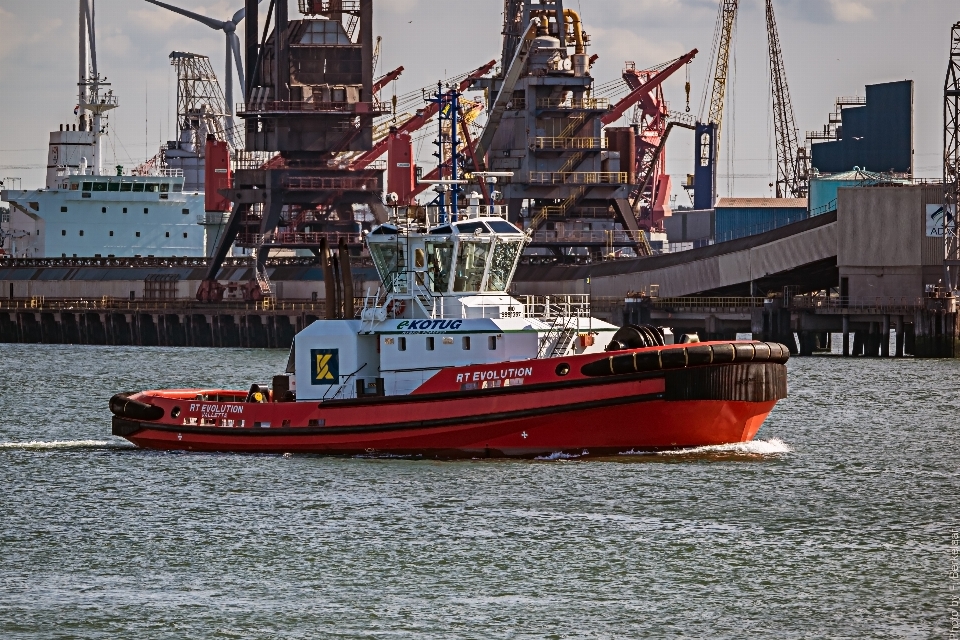 Mar barco enviar veículo