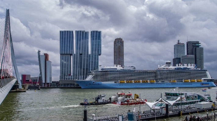 Sea boat skyline skyscraper Photo