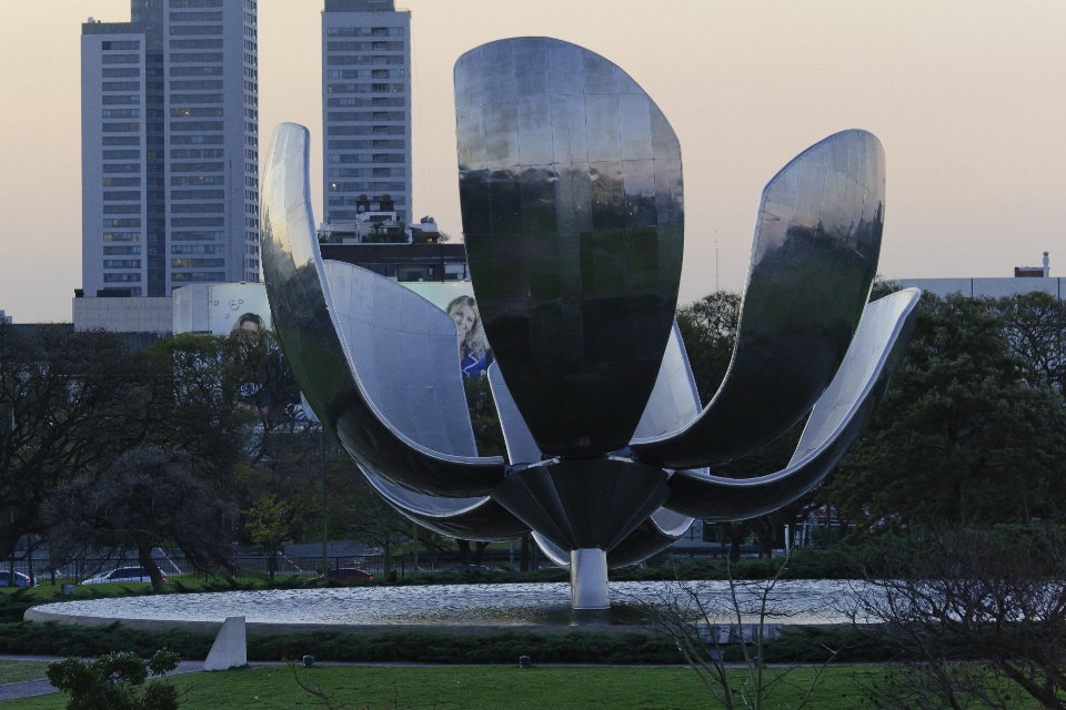 Flor monumento reflexão marco