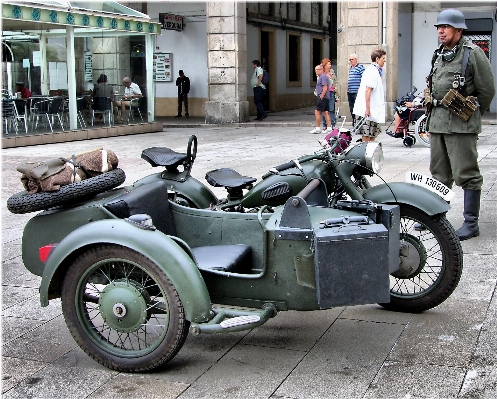 Foto Persone auto esercito veicolo