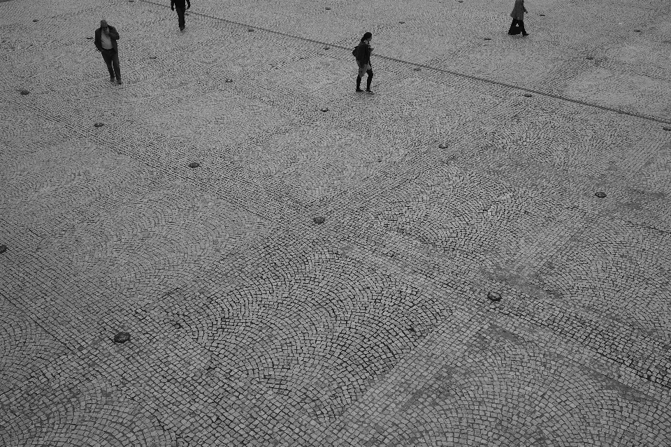 Areia andando criativo preto e branco
