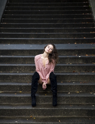 Foto Persona leggero bianco e nero
 ragazza