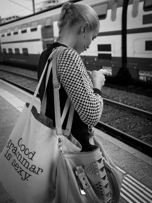 Foto Persona bianco e nero
 ragazza donna