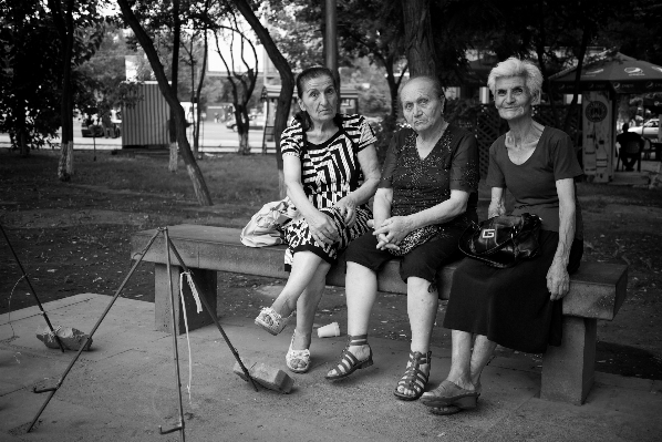 Foto Persona bianco e nero
 persone strada