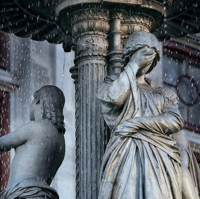 Water rain monument statue