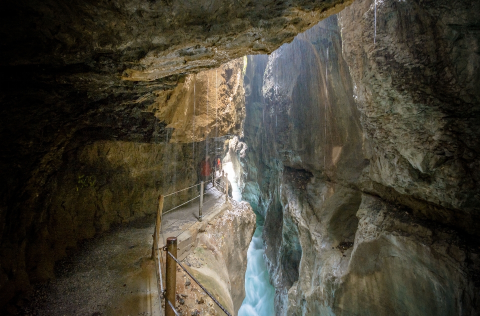 Rock pembentukan gua ngarai