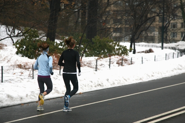 人 雪 冬 ランニング 写真