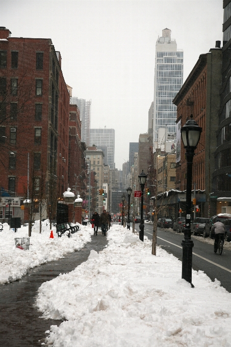 Nevicare inverno strada città