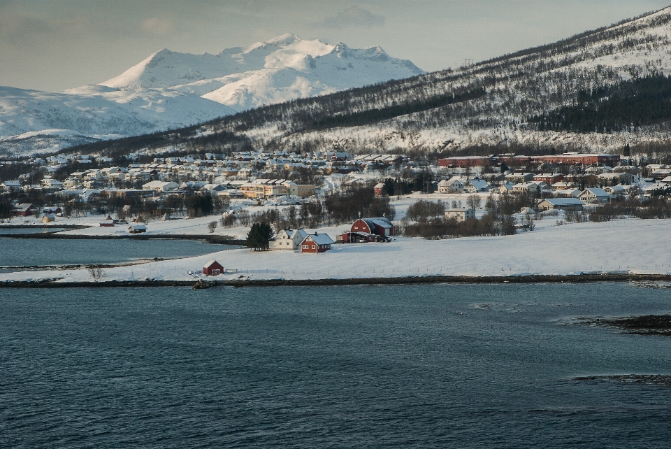 Mar costa montaña nieve