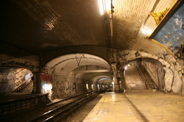 Paris tunnel subway metro Photo