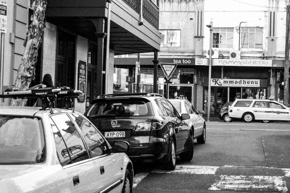 Pedestre preto e branco
 estrada rua