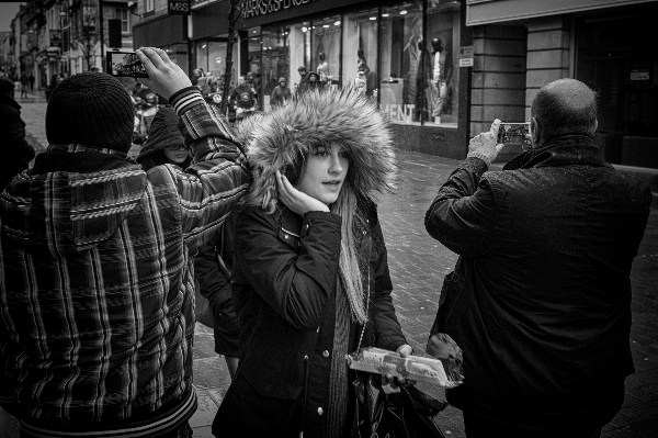 Foto Bianco e nero
 ragazza strada telecamera