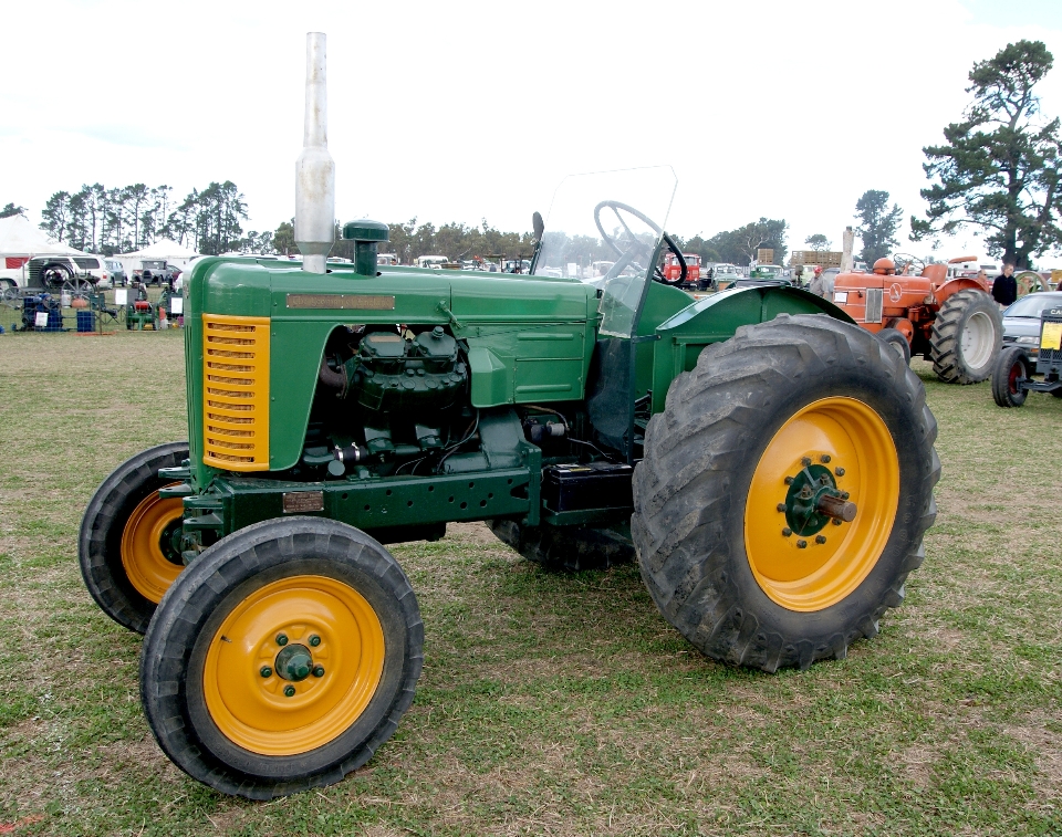 Traktor roda pertanian kendaraan