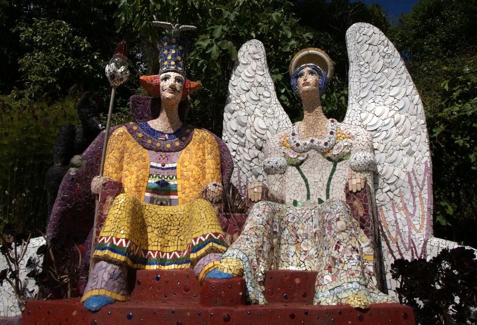 Monumento estatua religión jardín