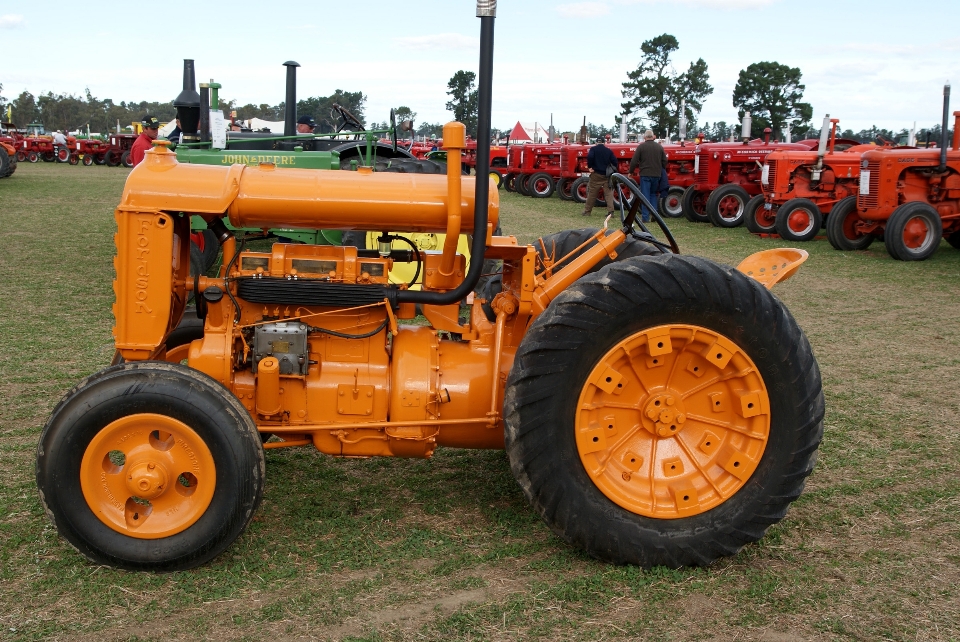 Mobil traktor roda pertanian