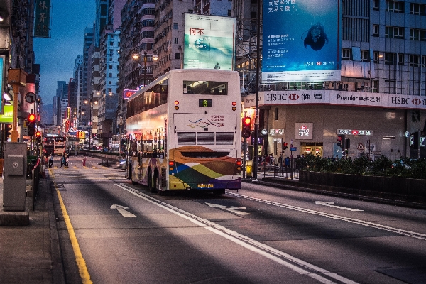 Foto Pejalan kaki jalan lalu lintas malam